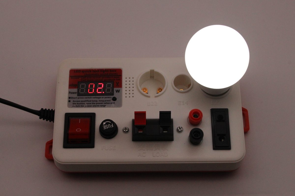 SPLT01 lighting an E27 bulb and showing power